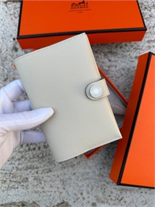 {{productViewItem.photos[photoViewList.activeNavIndex].Alt || productViewItem.photos[photoViewList.activeNavIndex].Description || 'Обложка HERMES'}}