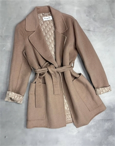 {{productViewItem.photos[photoViewList.activeNavIndex].Alt || productViewItem.photos[photoViewList.activeNavIndex].Description || 'Полупальто DIOR'}}