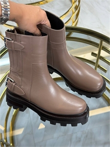 {{productViewItem.photos[photoViewList.activeNavIndex].Alt || productViewItem.photos[photoViewList.activeNavIndex].Description || 'Ботинки HERMES'}}