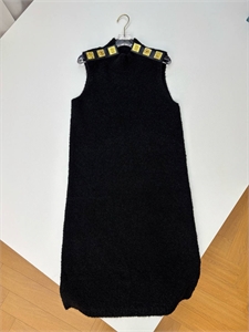 {{productViewItem.photos[photoViewList.activeNavIndex].Alt || productViewItem.photos[photoViewList.activeNavIndex].Description || 'Платье Schiaparelli'}}