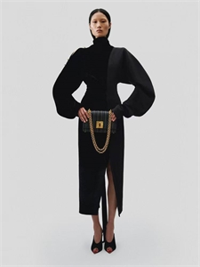 {{productViewItem.photos[photoViewList.activeNavIndex].Alt || productViewItem.photos[photoViewList.activeNavIndex].Description || 'Платье Schiaparelli'}}