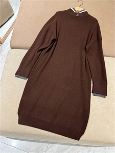 {{productViewItem.photos[photoViewList.activeNavIndex].Alt || productViewItem.photos[photoViewList.activeNavIndex].Description || 'Платье Schiaparelli'}}