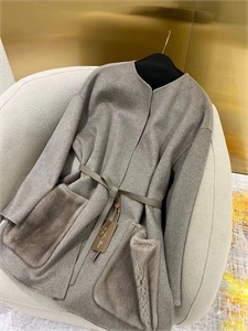 {{productViewItem.photos[photoViewList.activeNavIndex].Alt || productViewItem.photos[photoViewList.activeNavIndex].Description || 'Пальто LORO PIANA'}}