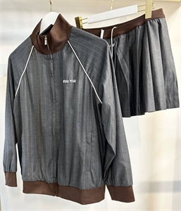 {{productViewItem.photos[photoViewList.activeNavIndex].Alt || productViewItem.photos[photoViewList.activeNavIndex].Description || 'Бомбер MIU MIU'}}