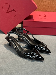 {{productViewItem.photos[photoViewList.activeNavIndex].Alt || productViewItem.photos[photoViewList.activeNavIndex].Description || 'Туфли VALENTINO'}}