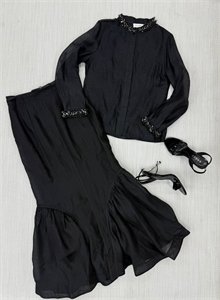{{productViewItem.photos[photoViewList.activeNavIndex].Alt || productViewItem.photos[photoViewList.activeNavIndex].Description || 'Костюм ZIMMERMANN'}}