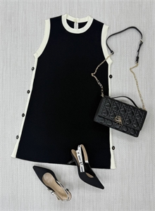 {{productViewItem.photos[photoViewList.activeNavIndex].Alt || productViewItem.photos[photoViewList.activeNavIndex].Description || 'Платье DIOR'}}