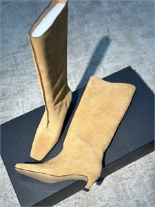 {{productViewItem.photos[photoViewList.activeNavIndex].Alt || productViewItem.photos[photoViewList.activeNavIndex].Description || 'Сапоги KHAITE'}}