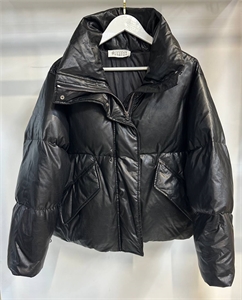 {{productViewItem.photos[photoViewList.activeNavIndex].Alt || productViewItem.photos[photoViewList.activeNavIndex].Description || 'Куртка MM6'}}