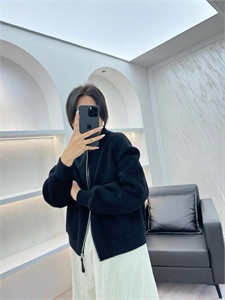 {{productViewItem.photos[photoViewList.activeNavIndex].Alt || productViewItem.photos[photoViewList.activeNavIndex].Description || 'Куртка HERMES'}}