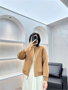 {{productViewItem.photos[photoViewList.activeNavIndex].Alt || productViewItem.photos[photoViewList.activeNavIndex].Description || 'Куртка HERMES'}}