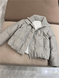 {{productViewItem.photos[photoViewList.activeNavIndex].Alt || productViewItem.photos[photoViewList.activeNavIndex].Description || 'Пуховик  BRUNELLO CUCINELLI'}}