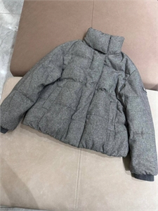 {{productViewItem.photos[photoViewList.activeNavIndex].Alt || productViewItem.photos[photoViewList.activeNavIndex].Description || 'Пуховик  BRUNELLO CUCINELLI'}}