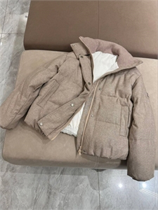 {{productViewItem.photos[photoViewList.activeNavIndex].Alt || productViewItem.photos[photoViewList.activeNavIndex].Description || 'Пуховик  BRUNELLO CUCINELLI'}}