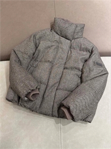 {{productViewItem.photos[photoViewList.activeNavIndex].Alt || productViewItem.photos[photoViewList.activeNavIndex].Description || 'Пуховик  BRUNELLO CUCINELLI'}}