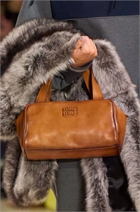 {{productViewItem.photos[photoViewList.activeNavIndex].Alt || productViewItem.photos[photoViewList.activeNavIndex].Description || 'Сумка MIU MIU'}}