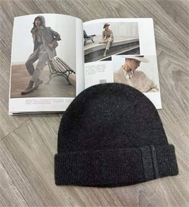 {{productViewItem.photos[photoViewList.activeNavIndex].Alt || productViewItem.photos[photoViewList.activeNavIndex].Description || 'Шапка BRUNELLO CUCINELLI'}}