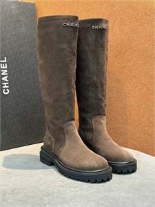 {{productViewItem.photos[photoViewList.activeNavIndex].Alt || productViewItem.photos[photoViewList.activeNavIndex].Description || 'Сапоги CHANEL'}}