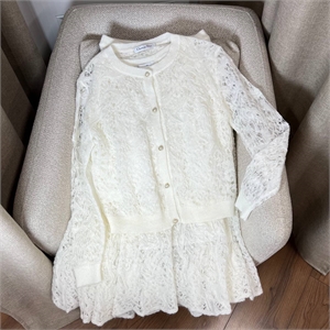 {{productViewItem.photos[photoViewList.activeNavIndex].Alt || productViewItem.photos[photoViewList.activeNavIndex].Description || 'Костюм DIOR'}}