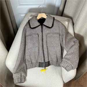 {{productViewItem.photos[photoViewList.activeNavIndex].Alt || productViewItem.photos[photoViewList.activeNavIndex].Description || 'Бомбер LORO PIANA'}}