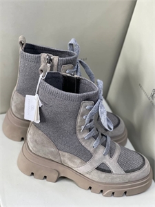 {{productViewItem.photos[photoViewList.activeNavIndex].Alt || productViewItem.photos[photoViewList.activeNavIndex].Description || 'Ботинки BRUNELLO CUCINELLI'}}