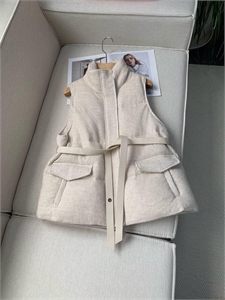 {{productViewItem.photos[photoViewList.activeNavIndex].Alt || productViewItem.photos[photoViewList.activeNavIndex].Description || 'Жилет BRUNELLO CUCINELLI'}}