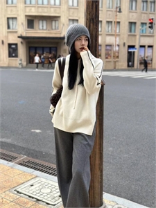 {{productViewItem.photos[photoViewList.activeNavIndex].Alt || productViewItem.photos[photoViewList.activeNavIndex].Description || 'Свитер BRUNELLO CUCINELLI'}}