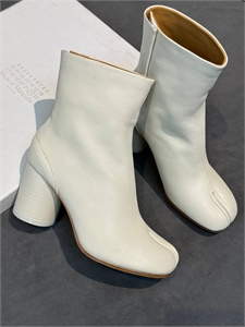 {{productViewItem.photos[photoViewList.activeNavIndex].Alt || productViewItem.photos[photoViewList.activeNavIndex].Description || 'Обувь MAISON MARGIELA'}}