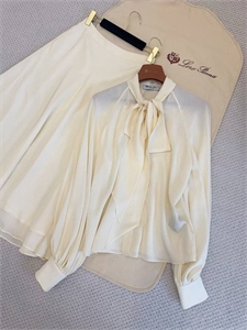 {{productViewItem.photos[photoViewList.activeNavIndex].Alt || productViewItem.photos[photoViewList.activeNavIndex].Description || 'Костюм LORO PIANA'}}