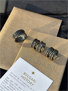 {{productViewItem.photos[photoViewList.activeNavIndex].Alt || productViewItem.photos[photoViewList.activeNavIndex].Description || 'Серьги BVLGARI Серебро 925 п , 3 ряда камней'}}