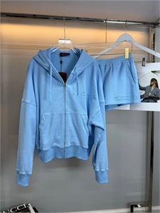 {{productViewItem.photos[photoViewList.activeNavIndex].Alt || productViewItem.photos[photoViewList.activeNavIndex].Description || 'Спортивный костюм GUCCI'}}