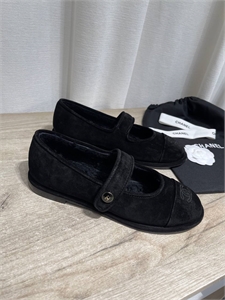 {{productViewItem.photos[photoViewList.activeNavIndex].Alt || productViewItem.photos[photoViewList.activeNavIndex].Description || 'Лоферы CHANEL'}}