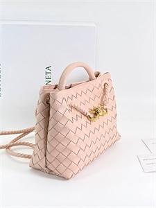 {{productViewItem.photos[photoViewList.activeNavIndex].Alt || productViewItem.photos[photoViewList.activeNavIndex].Description || 'Сумка BOTTEGA VENETA'}}