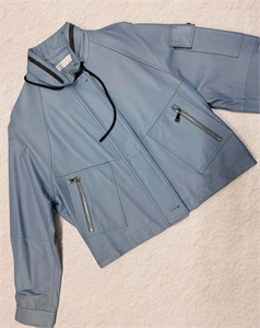 {{productViewItem.photos[photoViewList.activeNavIndex].Alt || productViewItem.photos[photoViewList.activeNavIndex].Description || 'Куртка BRUNELLO CUCINELLI'}}