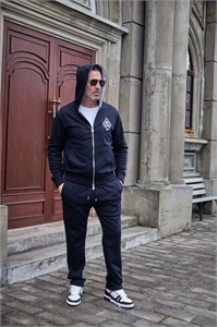 {{productViewItem.photos[photoViewList.activeNavIndex].Alt || productViewItem.photos[photoViewList.activeNavIndex].Description || 'Костюм BILLIONAIRE'}}