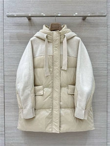 {{productViewItem.photos[photoViewList.activeNavIndex].Alt || productViewItem.photos[photoViewList.activeNavIndex].Description || 'Пуховик LORO PIANA'}}