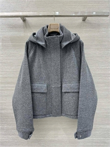 {{productViewItem.photos[photoViewList.activeNavIndex].Alt || productViewItem.photos[photoViewList.activeNavIndex].Description || 'Бомбер LORO PIANA'}}