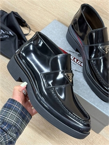 {{productViewItem.photos[photoViewList.activeNavIndex].Alt || productViewItem.photos[photoViewList.activeNavIndex].Description || 'Ботинки PRADA'}}