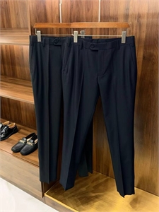 {{productViewItem.photos[photoViewList.activeNavIndex].Alt || productViewItem.photos[photoViewList.activeNavIndex].Description || 'Брюки BRIONI'}}