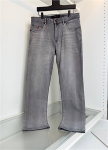 {{productViewItem.photos[photoViewList.activeNavIndex].Alt || productViewItem.photos[photoViewList.activeNavIndex].Description || 'Джинсы KITON'}}