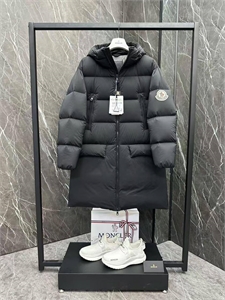 {{productViewItem.photos[photoViewList.activeNavIndex].Alt || productViewItem.photos[photoViewList.activeNavIndex].Description || 'Куртка пуховик MONCLER'}}