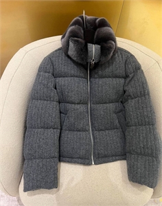 {{productViewItem.photos[photoViewList.activeNavIndex].Alt || productViewItem.photos[photoViewList.activeNavIndex].Description || 'Пуховик BRUNELLO CUCINELLI'}}