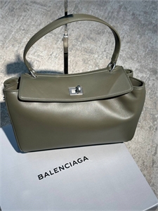 {{productViewItem.photos[photoViewList.activeNavIndex].Alt || productViewItem.photos[photoViewList.activeNavIndex].Description || 'Сумка BALENCIAGA'}}