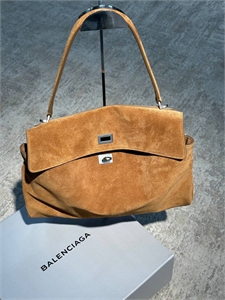{{productViewItem.photos[photoViewList.activeNavIndex].Alt || productViewItem.photos[photoViewList.activeNavIndex].Description || 'Сумка BALENCIAGA'}}