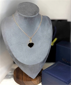 {{productViewItem.photos[photoViewList.activeNavIndex].Alt || productViewItem.photos[photoViewList.activeNavIndex].Description || 'Кулон Chopard 45 см'}}