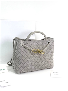 {{productViewItem.photos[photoViewList.activeNavIndex].Alt || productViewItem.photos[photoViewList.activeNavIndex].Description || 'Сумка BOTTEGA VENETA'}}
