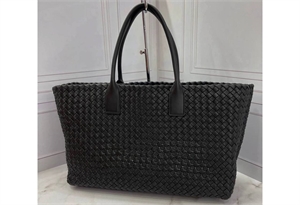 {{productViewItem.photos[photoViewList.activeNavIndex].Alt || productViewItem.photos[photoViewList.activeNavIndex].Description || 'Сумка BOTTEGA VENETA'}}