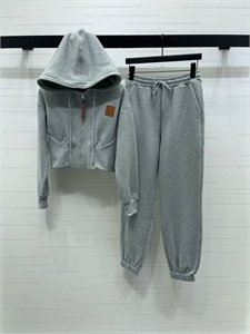 {{productViewItem.photos[photoViewList.activeNavIndex].Alt || productViewItem.photos[photoViewList.activeNavIndex].Description || 'Спортивный костюм LOEWE'}}