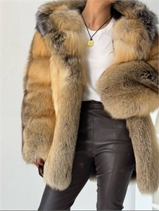 {{productViewItem.photos[photoViewList.activeNavIndex].Alt || productViewItem.photos[photoViewList.activeNavIndex].Description || 'Шуба FENDI Лиса'}}