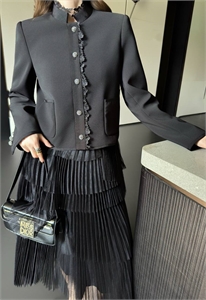 {{productViewItem.photos[photoViewList.activeNavIndex].Alt || productViewItem.photos[photoViewList.activeNavIndex].Description || 'Пиджак DIOR'}}